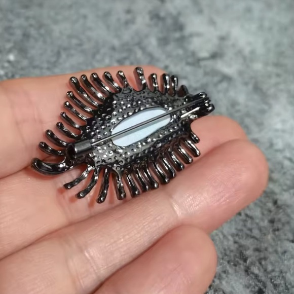 Betsey Johnson Eye Design Silver Blue Brooch - Picture 4 of 7